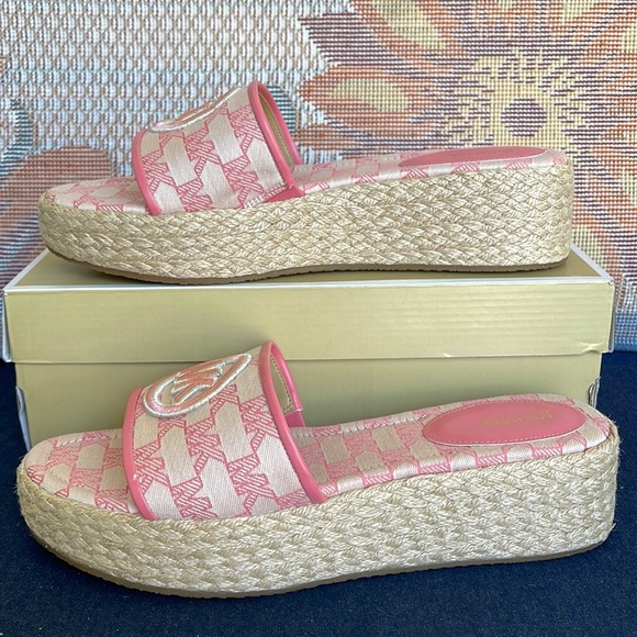 MICHAEL KORS SADLER WEDGE
MK OUTLINE JQD/EMB MK
TEA ROSE
49S3SDFA1Y - Picture 2 of 16